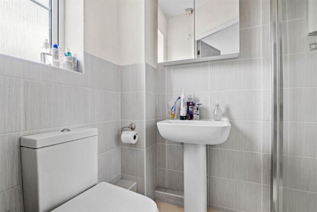 9 Bomford Hill - en-suite.jpg