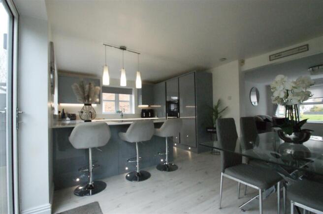 4 bed Detached for sale Image 6