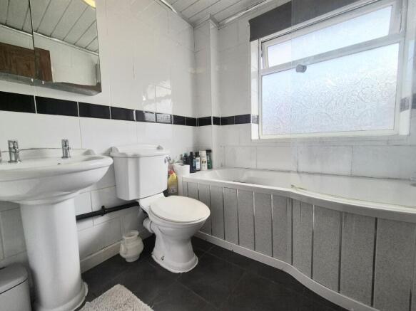 3 bed Terraced to rent Image 8