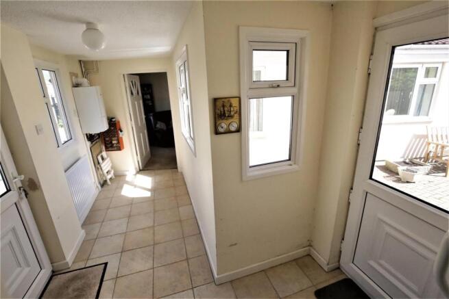 Rear Hallway / Entra