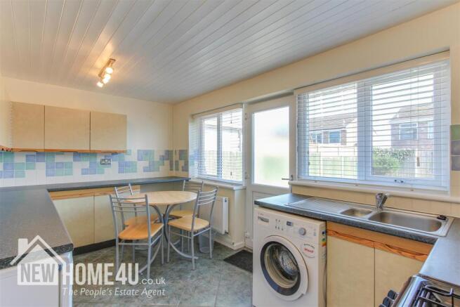 KITCHEN / DINER: