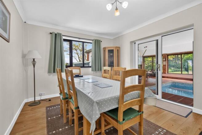 5 bed Detached for sale Image 12