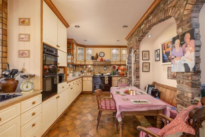 4 bed House for sale Image 10