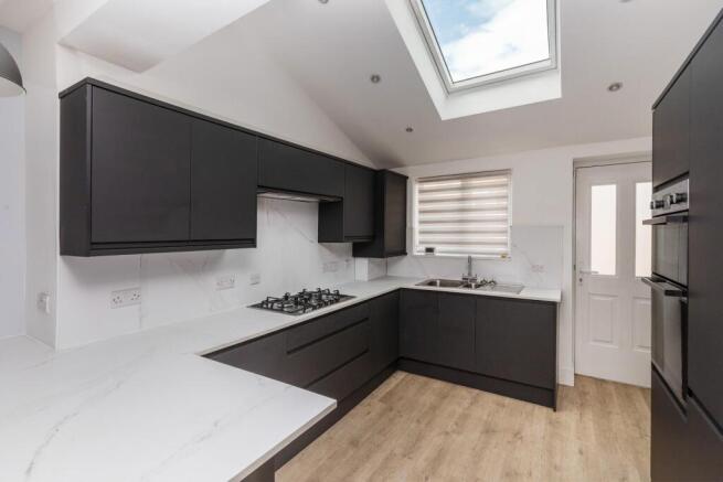 3 bed Terraced to rent Image 5