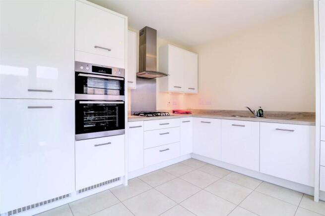 4-bed-house-leckhampton4.jpg