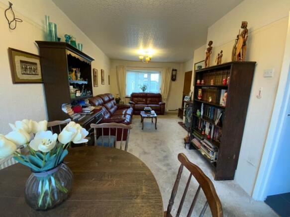 LIVING ROOM 21'11 x 11'6