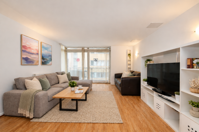 2-bed flat on Moore House, Canary Wharf, E14, £425,000