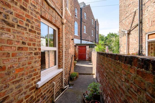 3 bed Town House for sale Image 11
