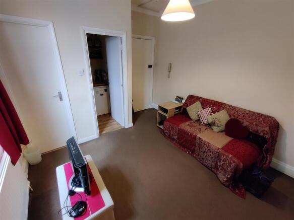 Flat 5, 31 Bekmont Road Livingroom 2.jpg