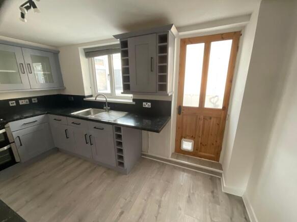 2 bed Terraced to rent Image 5