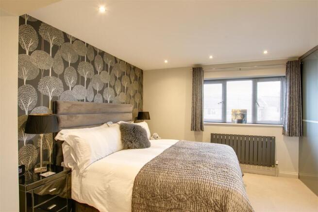 6_Elm Cres_master bed.jpg