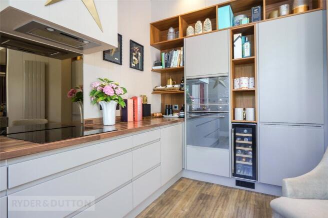 5 bed Detached for sale Image 4