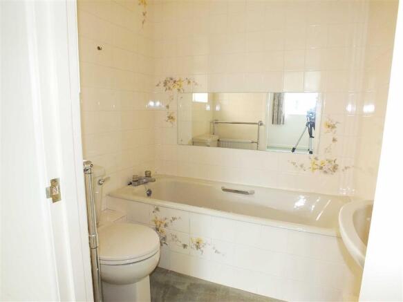 EN-SUITE BATHROOM