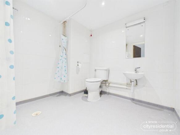 10 Leigh - bathroom.jpg