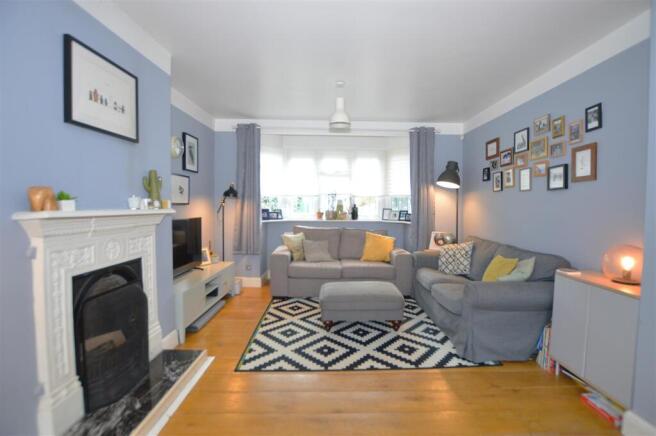 41 Warren Road lounge.JPG