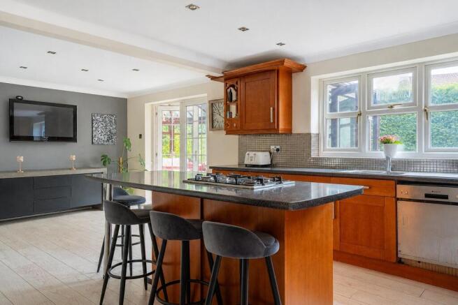 4 bed Detached for sale Image 4