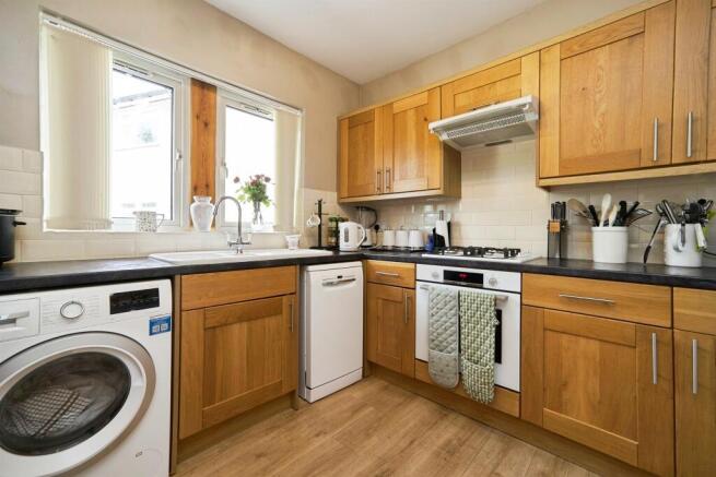 4 bed Detached Bungalow for sale Image 4