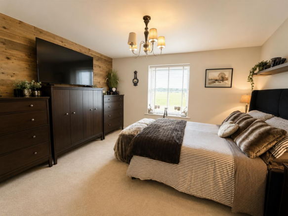 4 bed House for sale Image 6