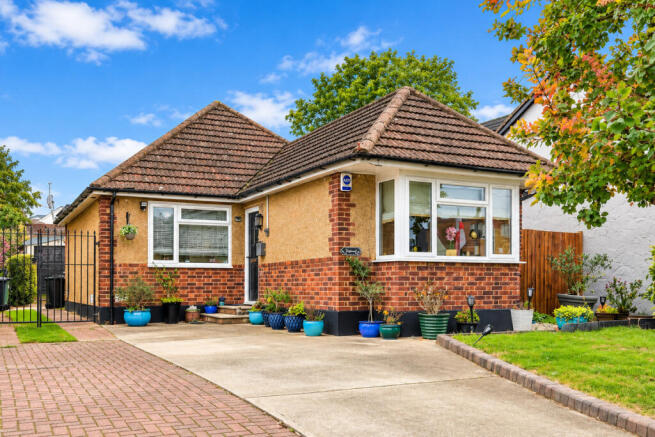 2-bed detached on Pound Lane, Basildon, SS13, £284,750