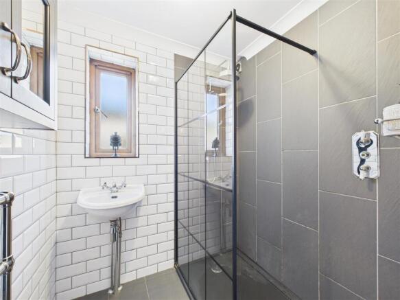 4 bed Detached for sale Image 10