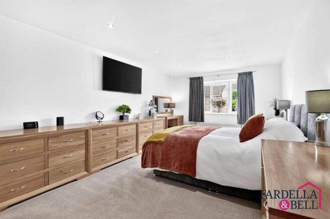 4 bed Detached for sale Image 8