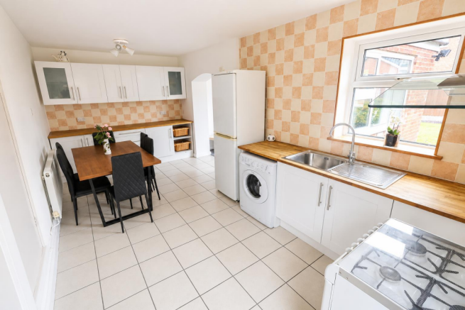 KITCHEN/DINING ROOM