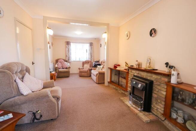 LOUNGE/DINING ROOM