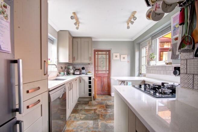 Kitchen 2.jpg