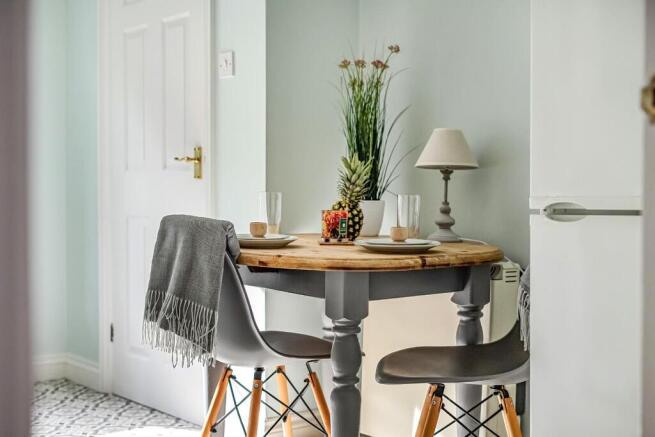 Kitchen seating area.jpg