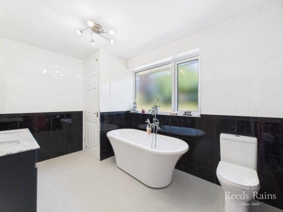 4 bed Bungalow for sale Image 4