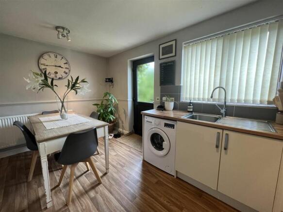 OPEN-PLAN DINING KITCHEN