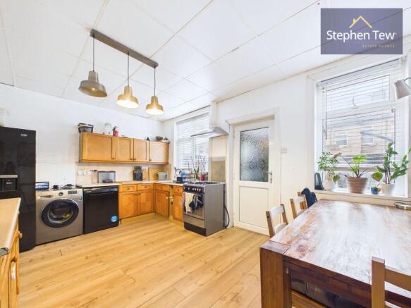 Kitchen / Dining Area
