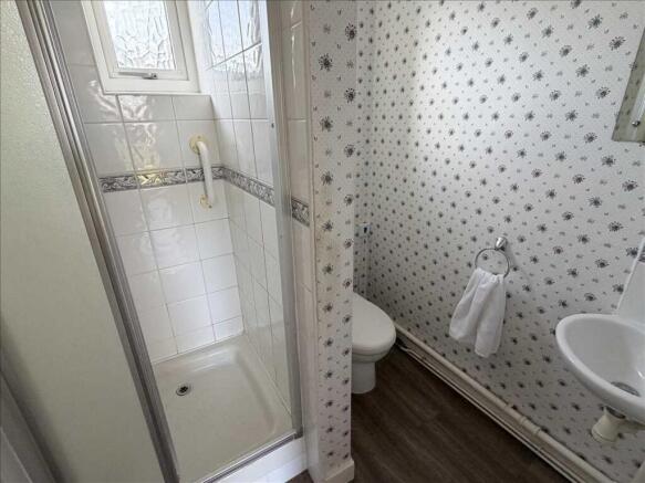 CLOAKROOM/SHOWER