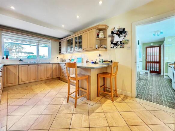 kitchen breakfast room.jpg