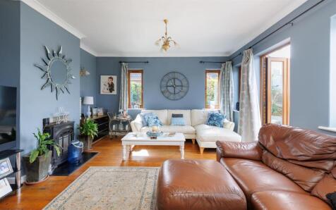 DETACHED SPACIOUS BUNGALOW - Wyatts Lane, Cowes