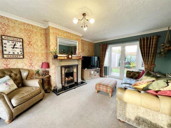 Lounge pic 3.jpg
