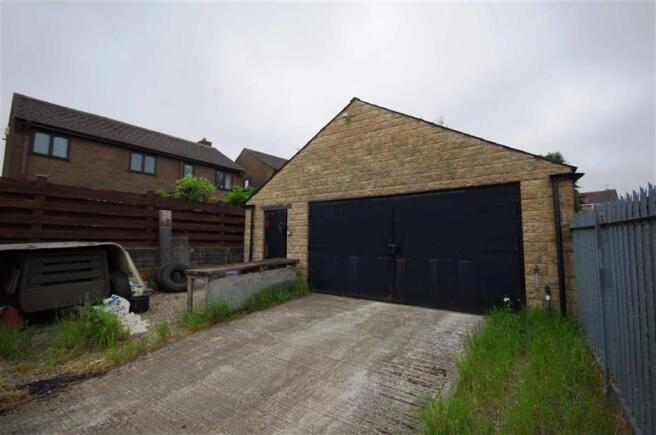 GARAGE IN SECURE COMPOUND