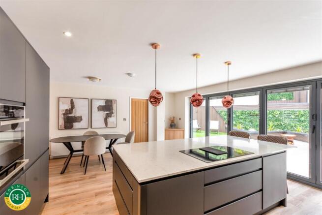 5 bed House for sale Image 4