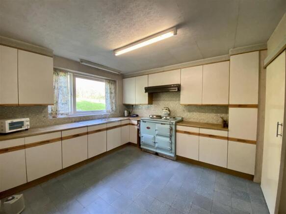 Cedar Lodge Kitchen2.JPG