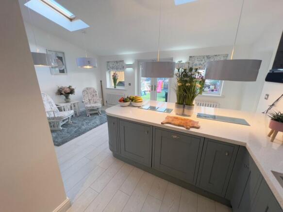 5 bed Semi-Detached for sale Image 9