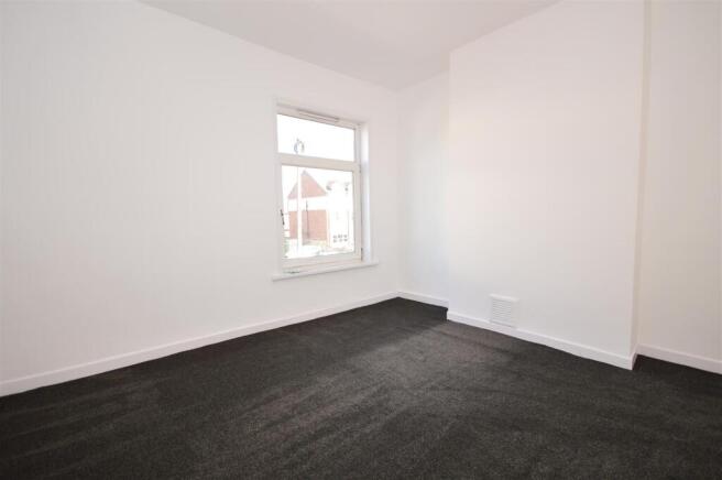 2 bed Terraced to rent Image 4