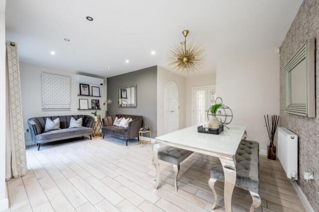 5 bed Detached for sale Image 4