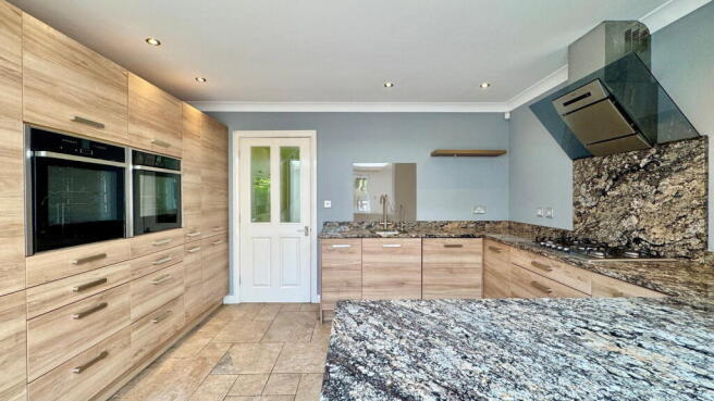 Almond Avenue, Newbury, RG14 1LX photo 4