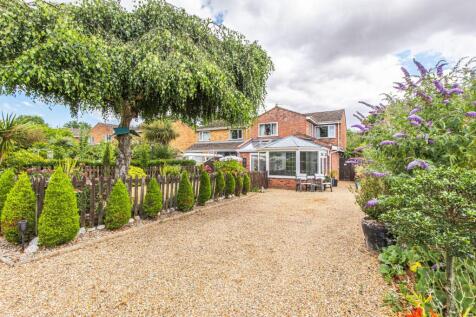 Spacious and Extended Detached Family Home in Briston