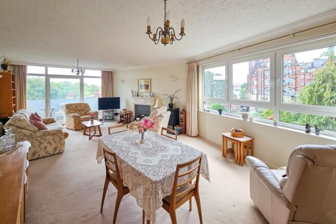 3 bed Flat for sale Image 5