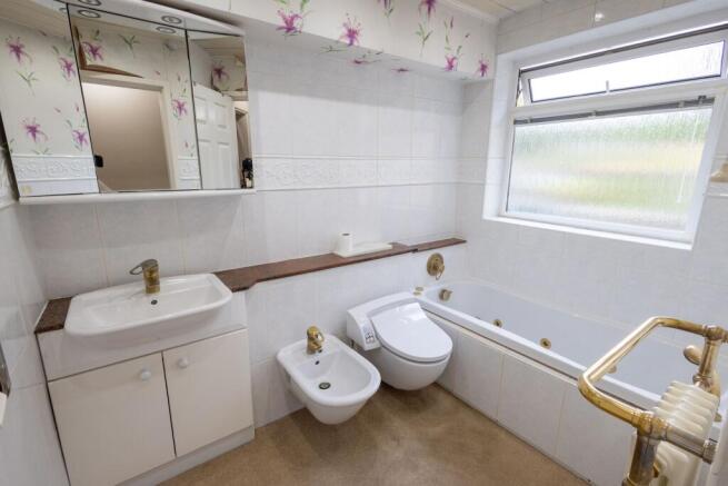 4 bed Bungalow for sale Image 12