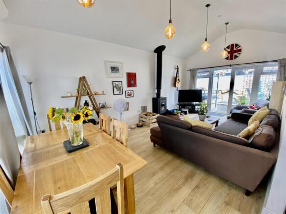 LIVING/DINING AREA
