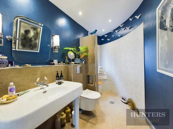 6 bed Detached for sale Image 12
