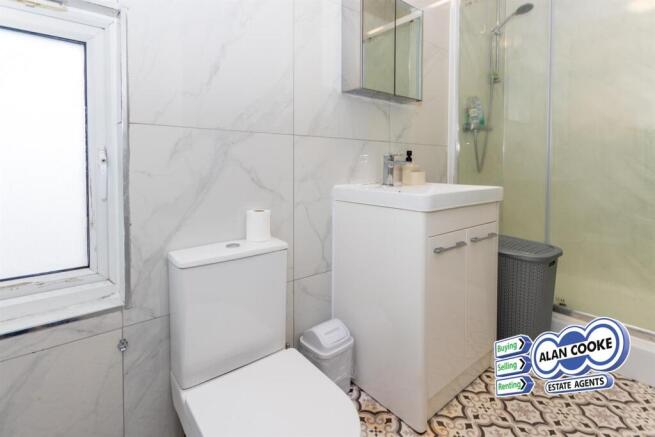 5 bed Semi-Detached for sale Image 5