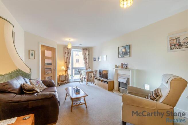 8676928-interior02.jpg
